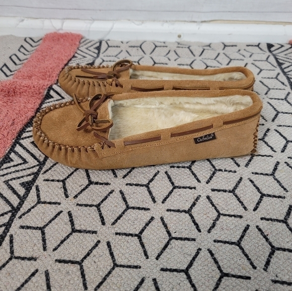 Cabela's Suede Faux Sherpa Lined Moccasins Slippers in Tan, sz 10 - Picture 3 of 12
